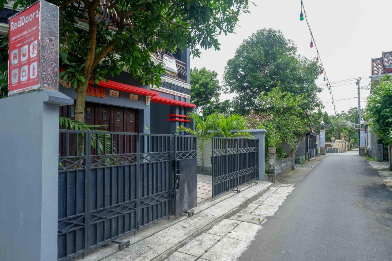 Hotel Reddoorz Syariah Near Monumen Jogja Kembali Kejayan Exterior foto